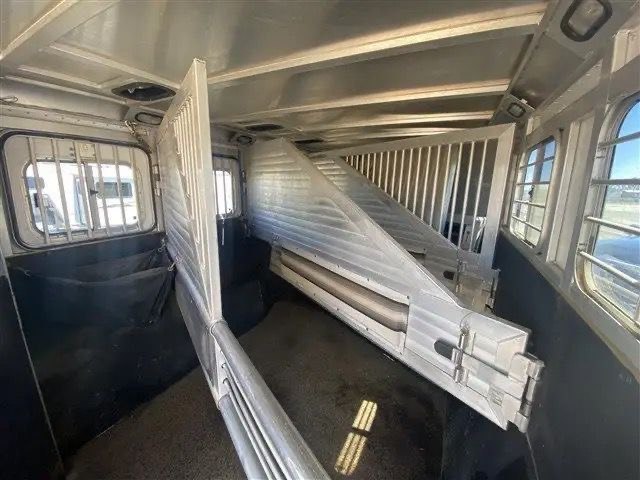 1999 Elite Custom 3-Horse Trailer Specifications - Image 6
